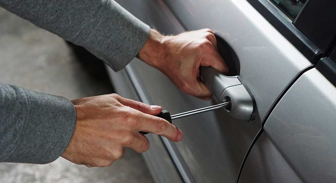 Armed citizen confronts carjacker